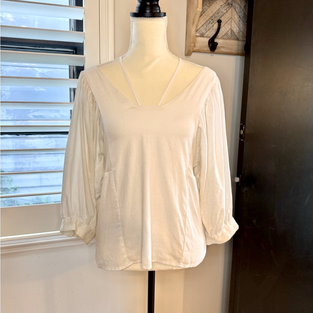 Akemi and Kin White Women's Top excellent condition full sleeves